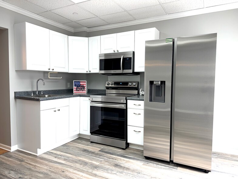 More Photos Of 9856 Derby Ln, Westchester Warehouse For Lease