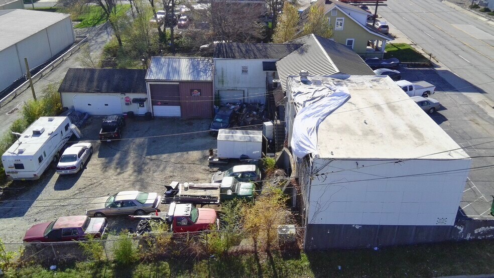 More Photos Of 600 S McKinley St, Bartonville Light Distribution For Sale