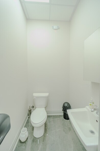 More Photos Of 3465 Platinum Dr, Mississauga Storefront Retail Office For Sale