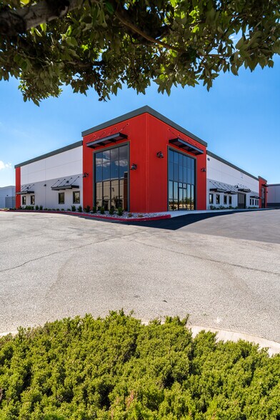 More Photos Of 632 Auto Center Dr, Palmdale Warehouse For Sale