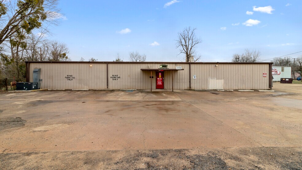 More Photos Of 1734 N Main St, Paris Freestanding For Sale
