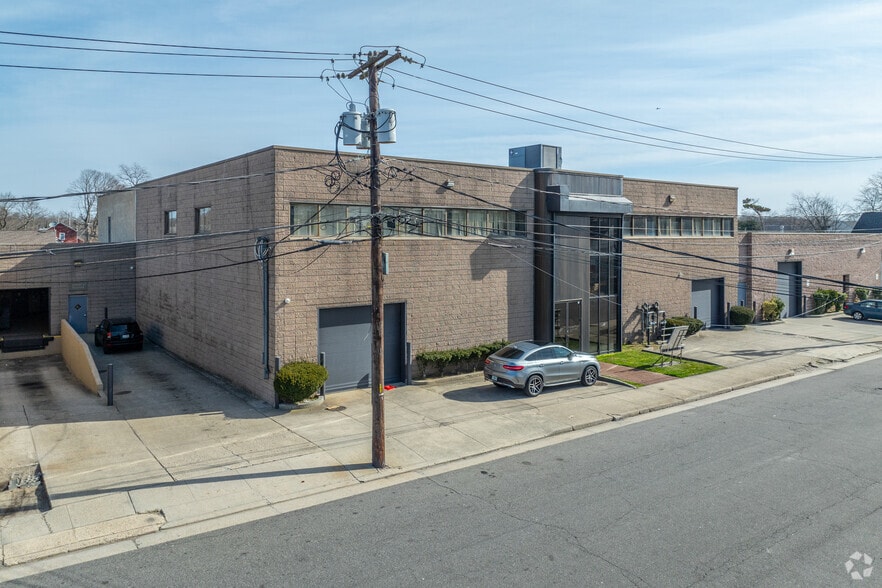 More Photos Of 22 Sprague Ave, Amityville Warehouse For Sale