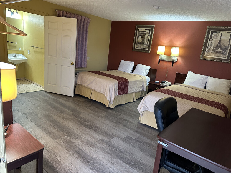 More Photos Of 721 State Route 54 E, Clinton Hotel For Sale