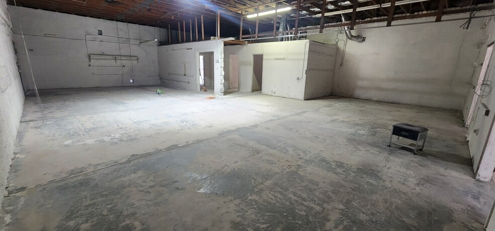 More Photos Of 284 S Center St, Pierson Auto Repair For Lease
