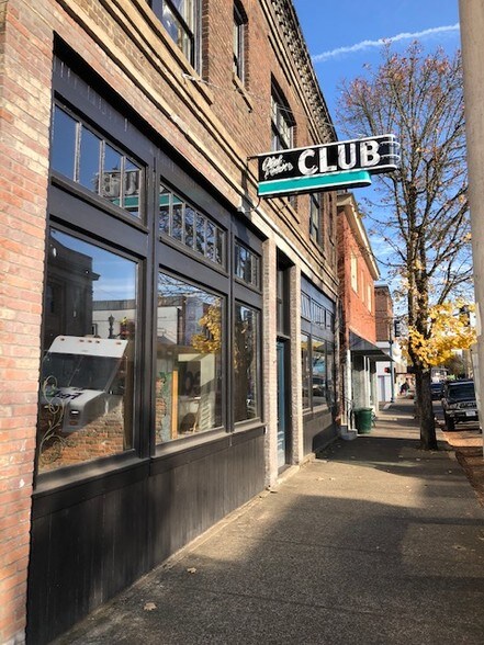 More Photos Of 522 E Main St, Cottage Grove Storefront Retail Residential For Lease