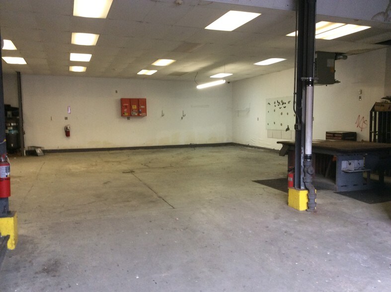 More Photos Of 804 N Lincoln St, Wilmington Storefront Retail Residential For Sale