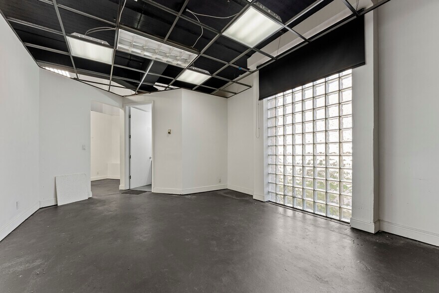 More Photos Of 20165-20199 NE 16th Pl, Miami Flex For Lease