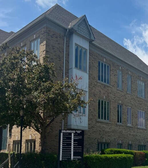 More Photos Of 406-410 N Service Rd E, Oakville Office For Sale