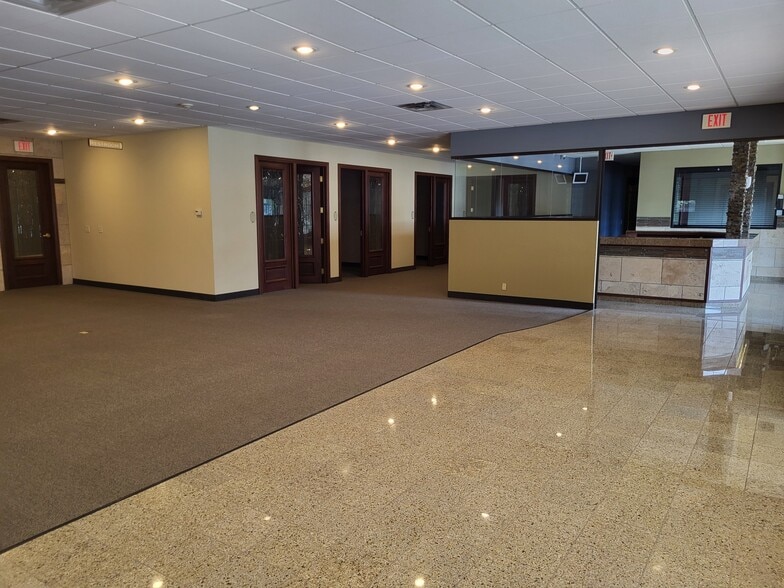 More Photos Of 525 Commons Dr, Woodbury General Retail For Lease