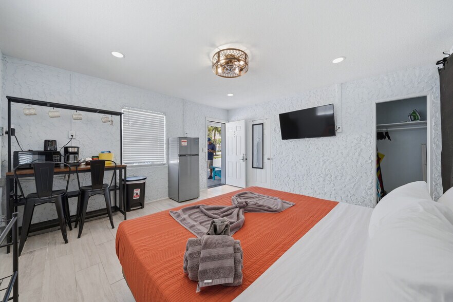 More Photos Of 602 Poinsettia Ave, Clearwater Beach Hotel For Sale
