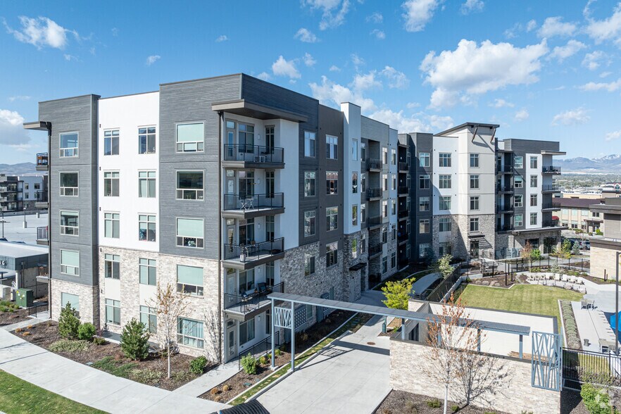 More Photos Of 168 E Midvillage Rd, Sandy Apartments For Lease