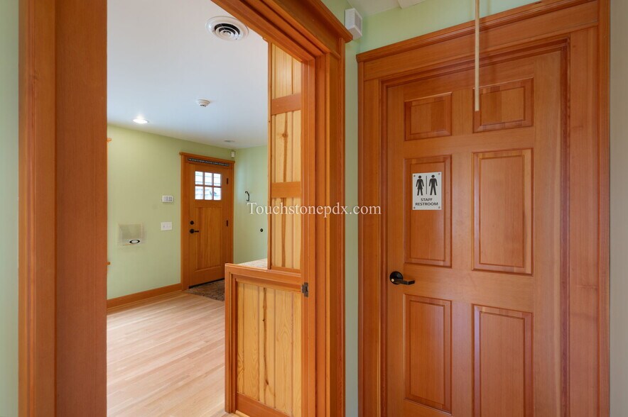 More Photos Of 685 Portland Ave, Gladstone Medical For Lease