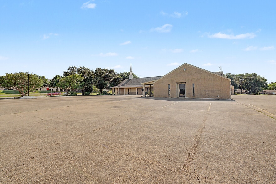 More Photos Of 2111 Skyline Dr, Mesquite Religious Facility For Sale