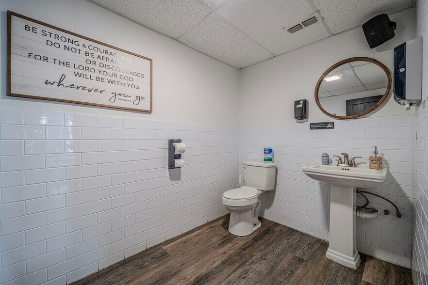 More Photos Of 109 N Main St, Seminole Restaurant For Sale