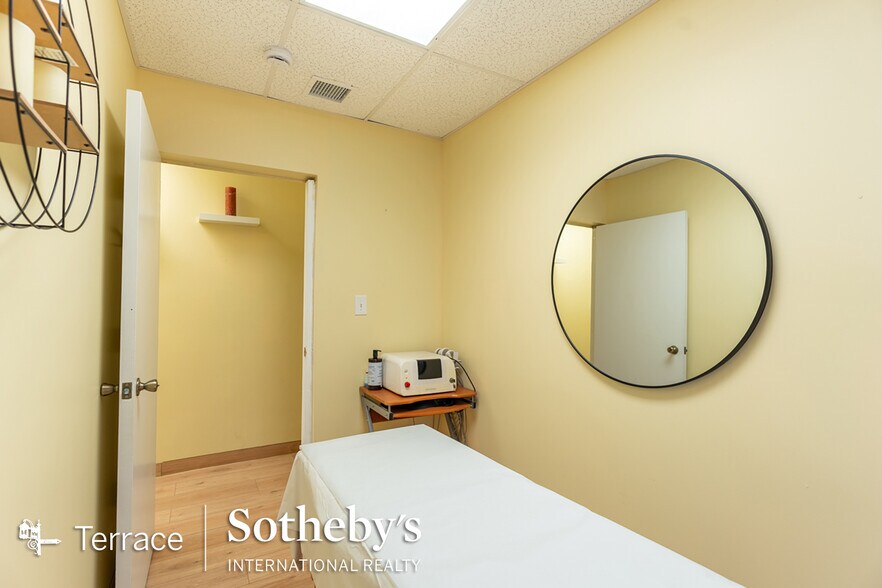 More Photos Of 11247 Queens Blvd, Forest Hills Storefront For Sale