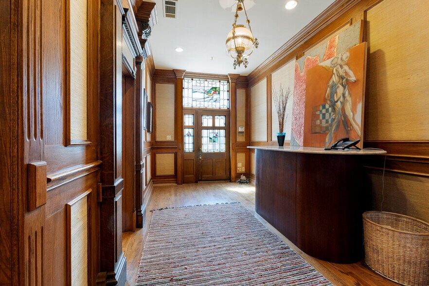 More Photos Of 4819 Broadway St, Addison Office Residential For Lease