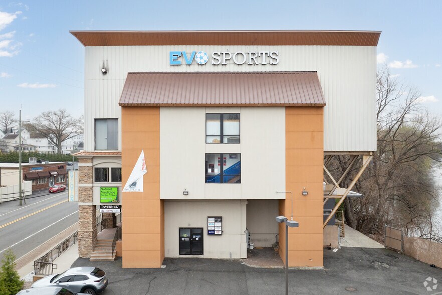 More Photos Of 517 River Dr, Garfield Freestanding For Lease