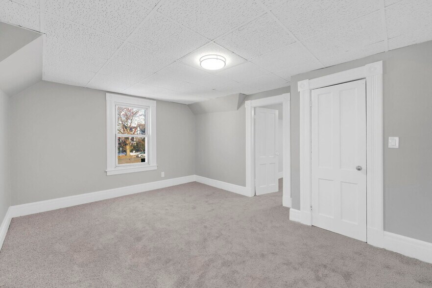 More Photos Of 142 Dickinson St, Springfield Flex For Sale