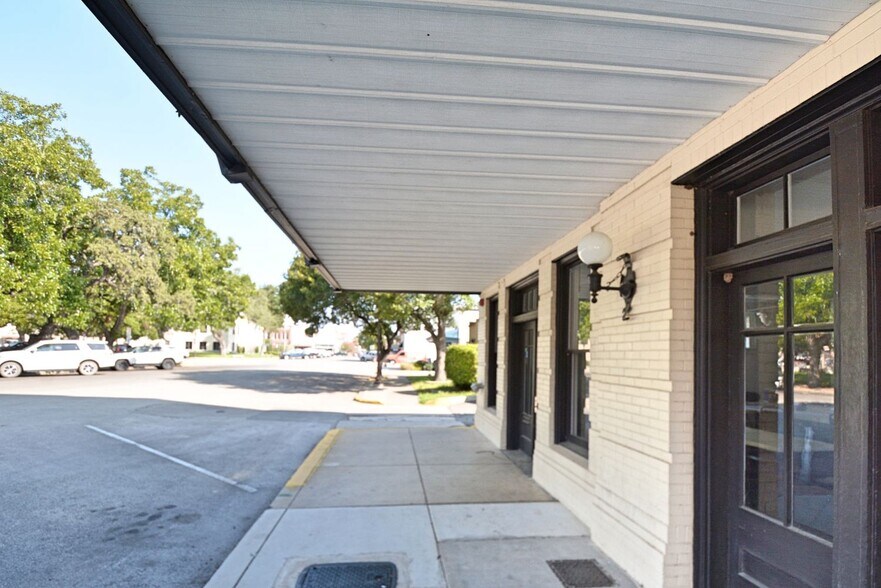 More Photos Of 217 S River St, Seguin Storefront Retail Office For Lease