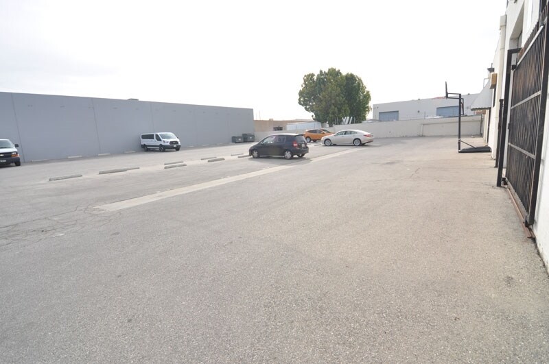 More Photos Of 19410-19420 Business Center Dr, Northridge Warehouse For Lease