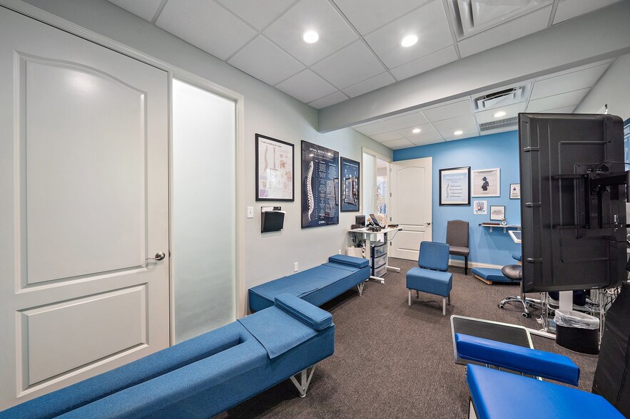 More Photos Of 5652-5654 Marquesas Cir, Sarasota Office For Lease