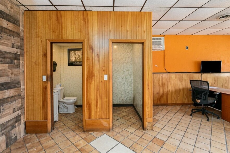 More Photos Of 415 Emerson Ave, Hampstead Restaurant For Sale