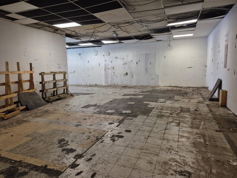 More Photos Of 10790 King George Blvd, Surrey Storefront For Lease