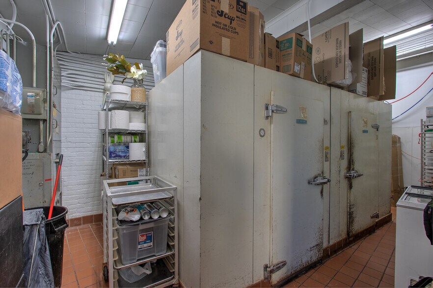 More Photos Of 118 Main St S, Cambridge Storefront For Sale