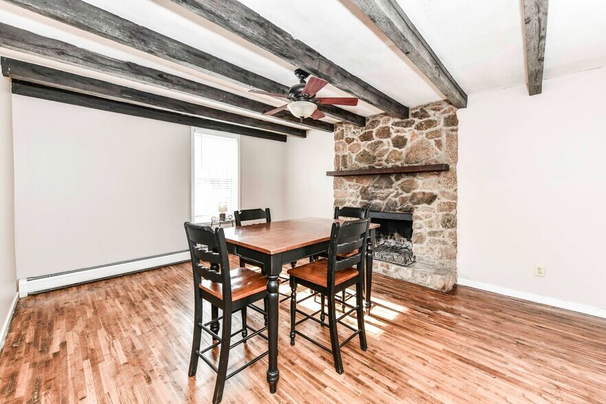 More Photos Of 173 Main St, Stanardsville Flex For Sale