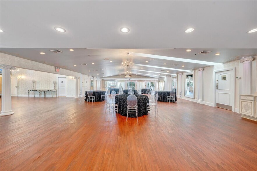 More Photos Of 812 E Main St, Bedford Lodge Meeting Hall For Sale