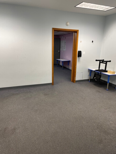 More Photos Of 3949 N River Rd, Freeland Office For Lease