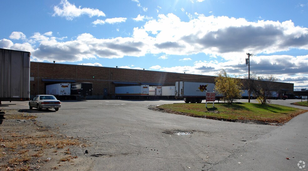 More Photos Of 25 Industrial Way, Wilmington Distribution For Lease
