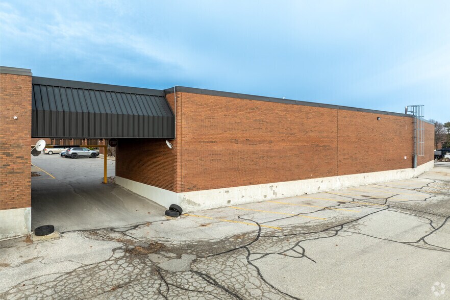 More Photos Of 270, 300, 330 Esna Park Dr, Markham Service For Sale