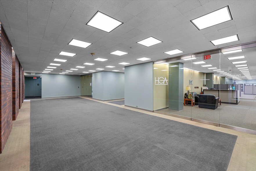 More Photos Of 400 Texas St, Shreveport Office For Sale