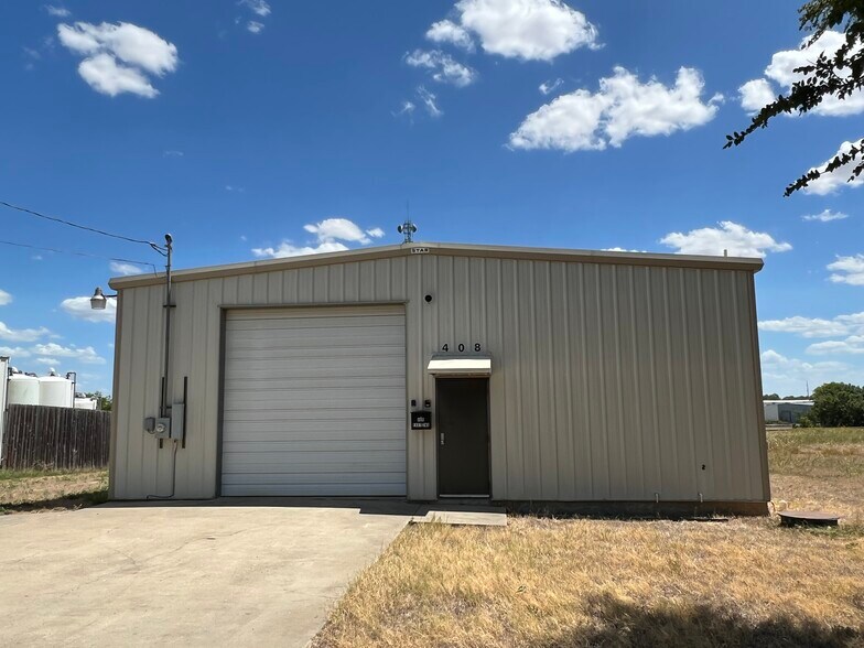More Photos Of 408 E 2nd St, Taylor Warehouse For Lease