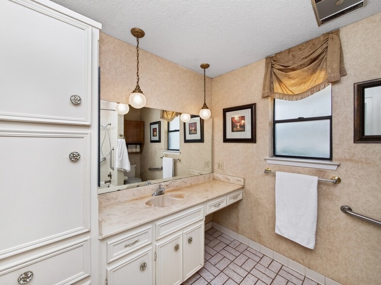 More Photos Of 1702 Lone Oak Dr, Leander Flex For Sale