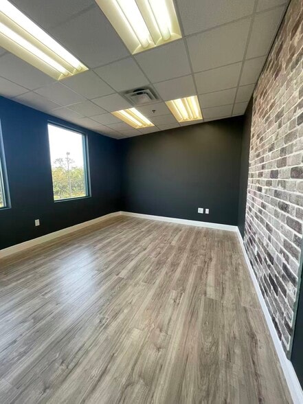 More Photos Of 7075 Kingspointe Pky, Orlando Showroom For Lease