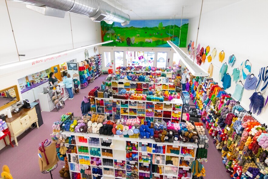 More Photos Of 622-630 SE Jackson St, Roseburg Storefront For Sale