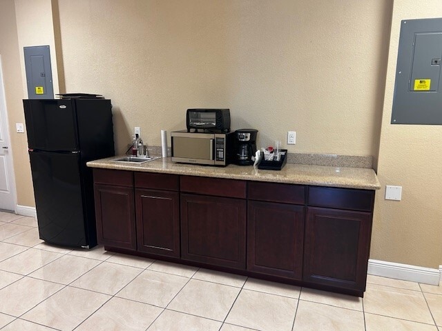 More Photos Of 618 SW 3rd St, Cape Coral Office For Lease