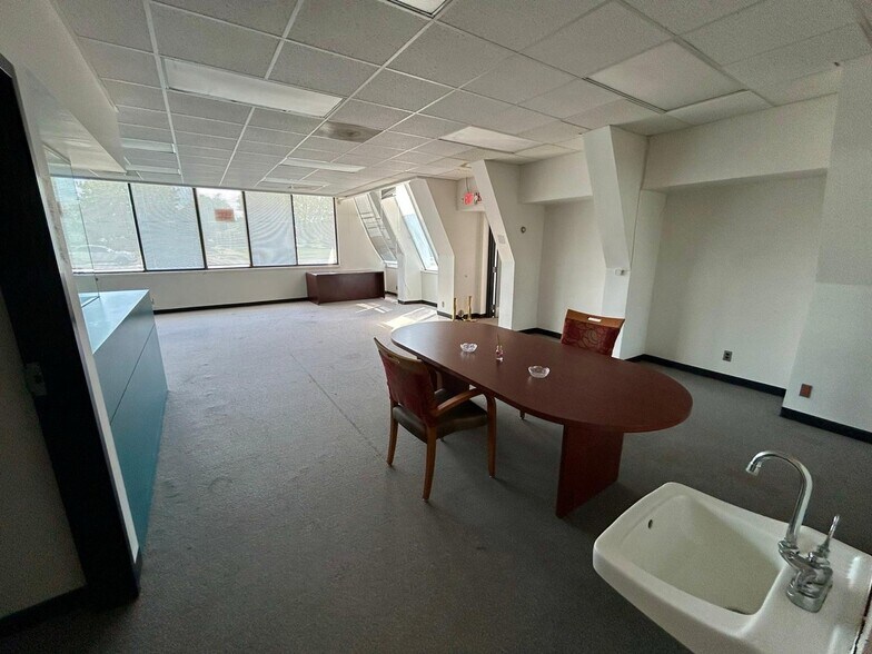 More Photos Of 22001-22027 Kelly Rd, Eastpointe Office For Lease