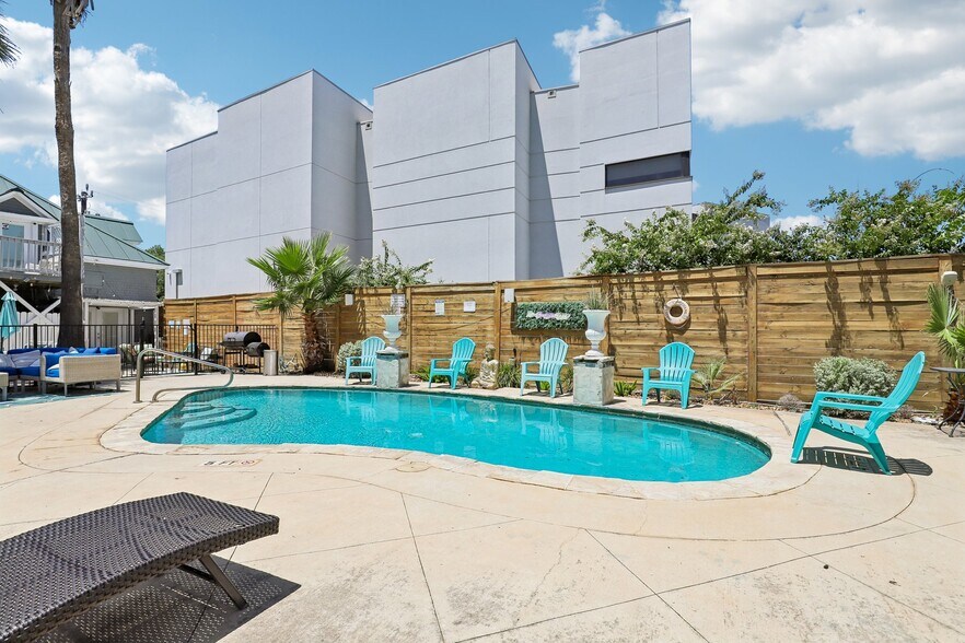 More Photos Of 421 Howard St, San Antonio Hospitality For Sale