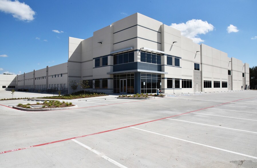 More Photos Of 21420 Northwest Fwy, Cypress Distribution For Lease