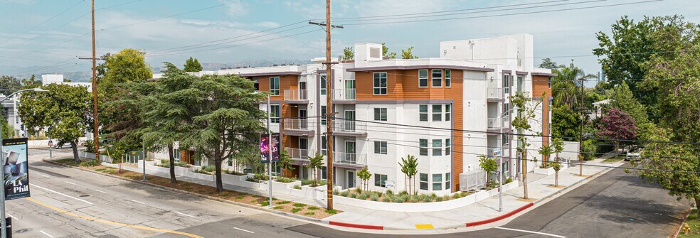 More Photos Of 10555 Bloomfield St, Toluca Lake Apartments For Sale