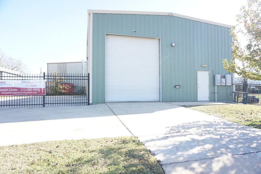 More Photos Of 5711 Clementshire St, Houston Warehouse For Lease