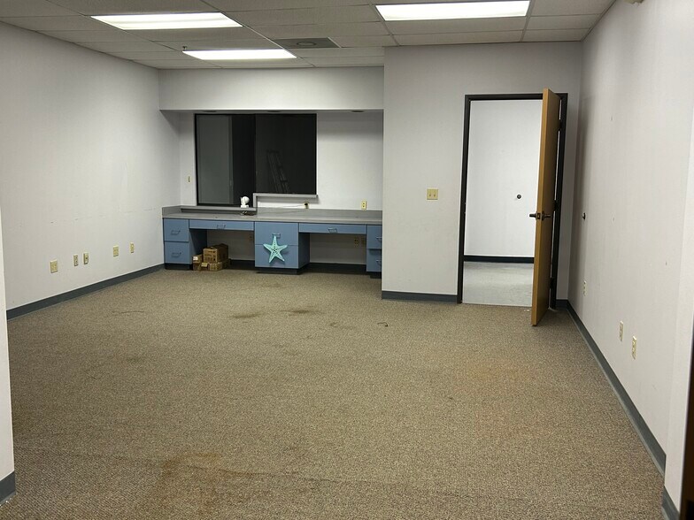 More Photos Of 3215 W Oak St, Palestine Medical For Lease