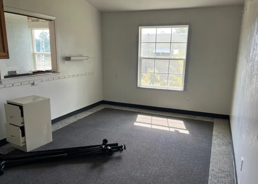 More Photos Of 569 Bear Dr, Timpson Medical For Sale