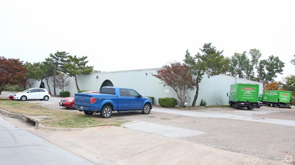 More Photos Of 1507 Central Park Dr, Hurst Warehouse For Lease