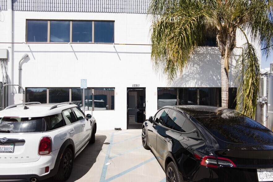 More Photos Of 15911 Arminta St, Van Nuys Manufacturing For Lease
