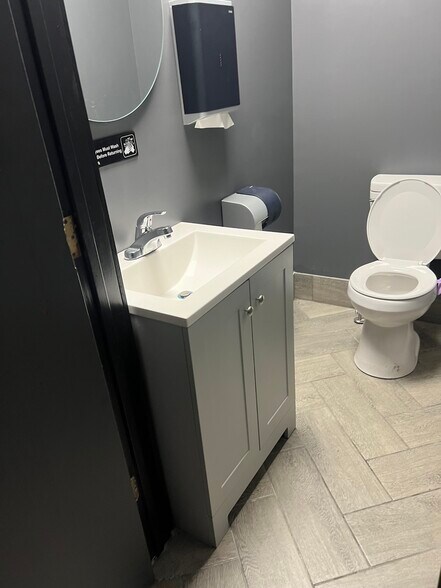 More Photos Of 38-40 S 19th St, Philadelphia Restaurant For Lease
