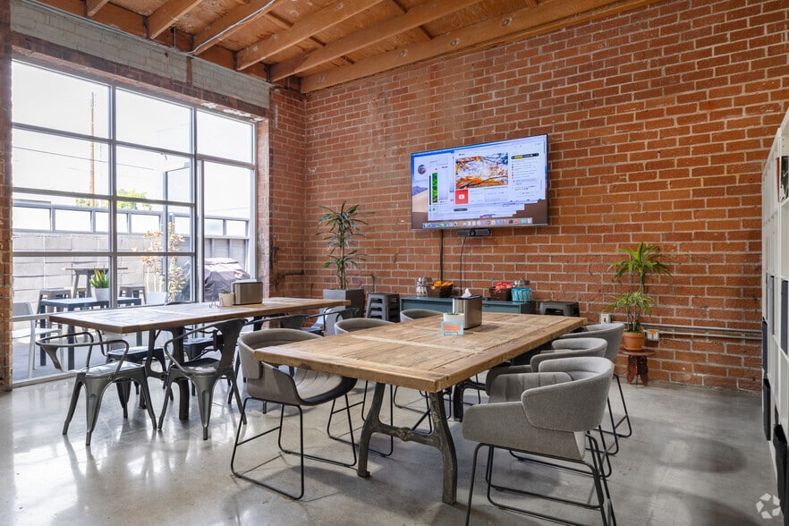 More Photos Of 3384 Robertson Pl, Los Angeles Unknown For Lease